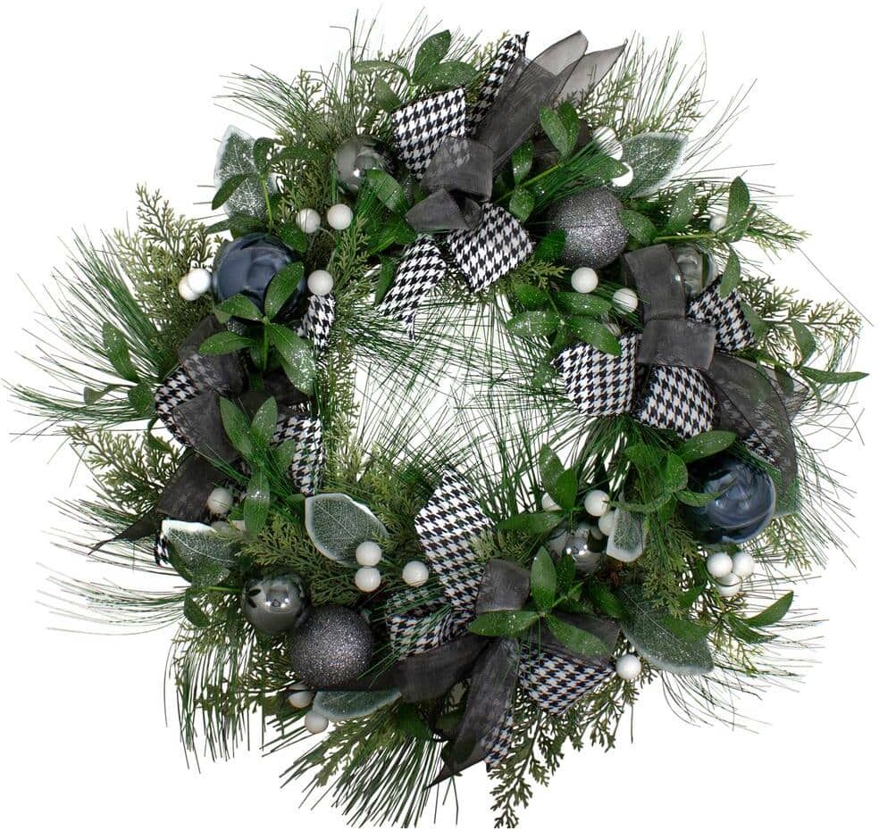 Northlight 24 in. Green Unlit Houndstooth and White Berries Artificial Christmas Wreath