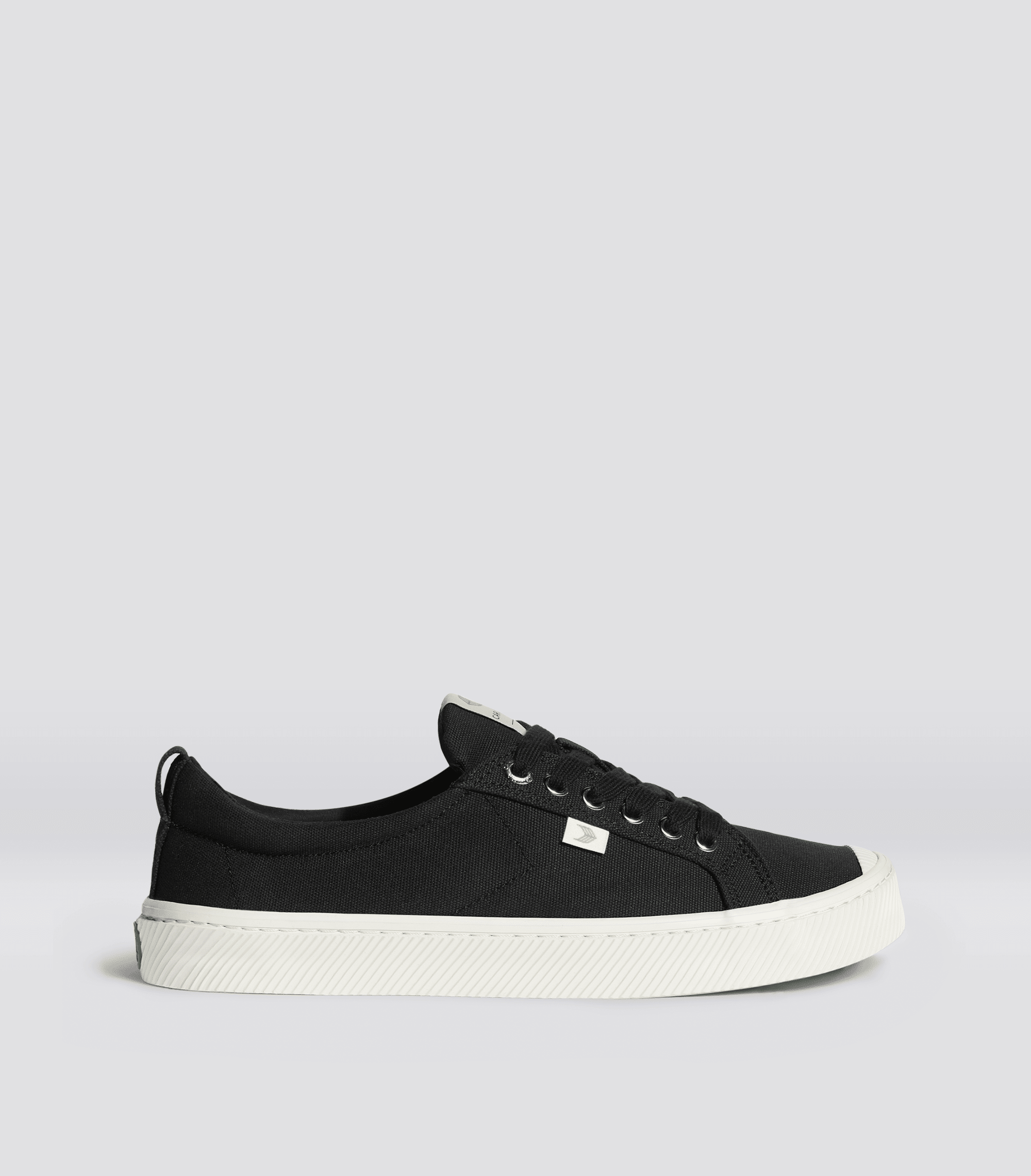 Cariuma OCA Low Black Canvas Sneaker Women Black size:8