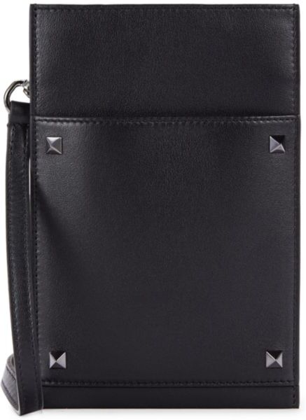 Valentino Garavani Men's Rockstud Leather Smartphone Case - Nero  - male