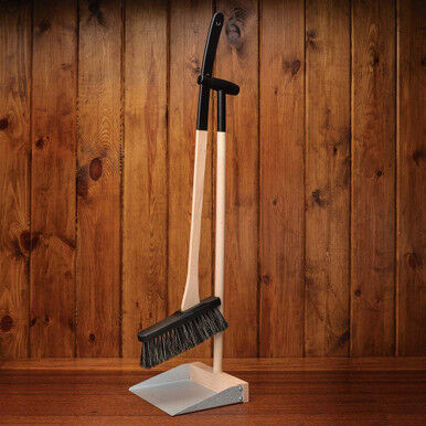 Garrett Wade Stand-Up Dustpan And Broom