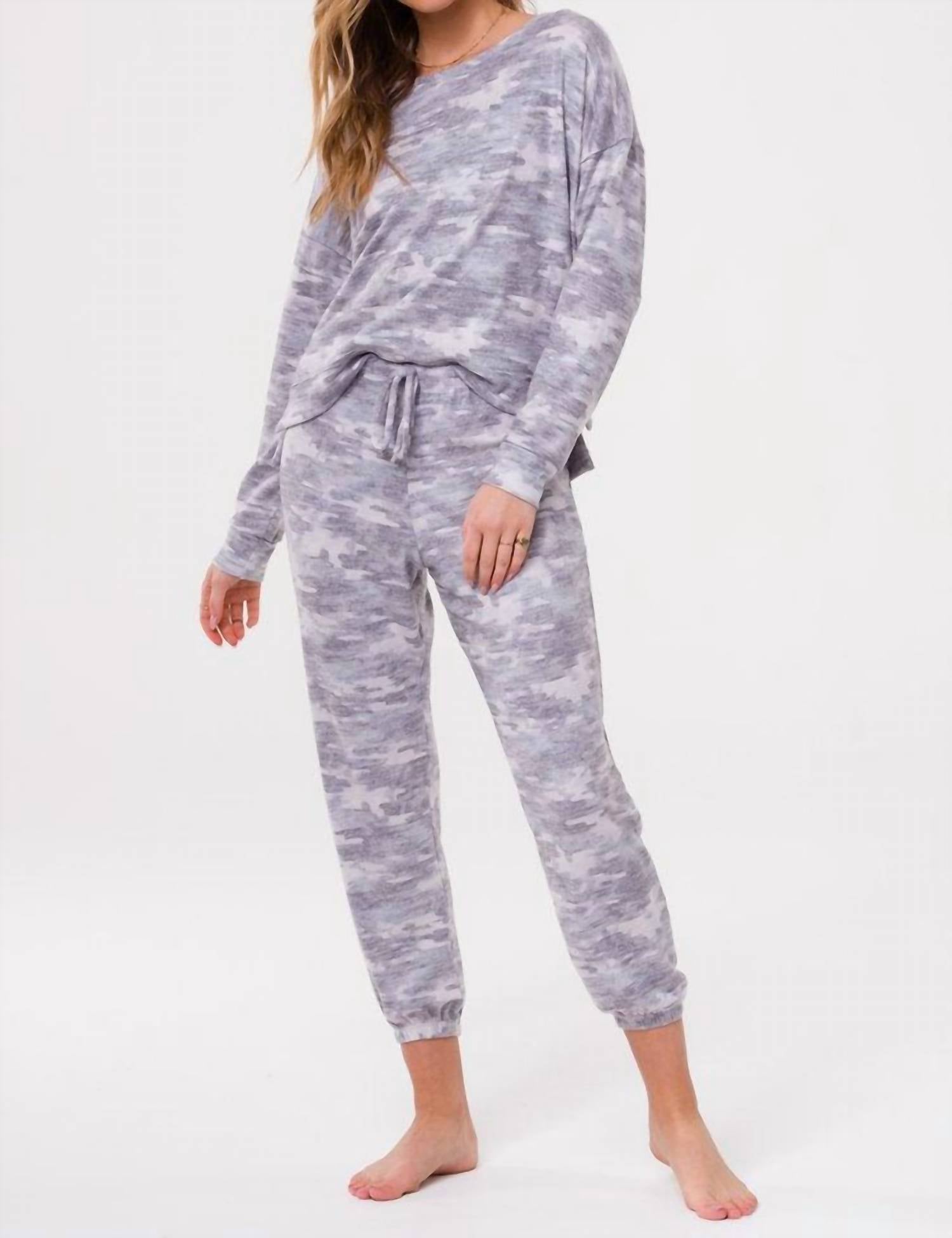 onzie High Low Sweatshirt In Cozy Camo Medium/Large female