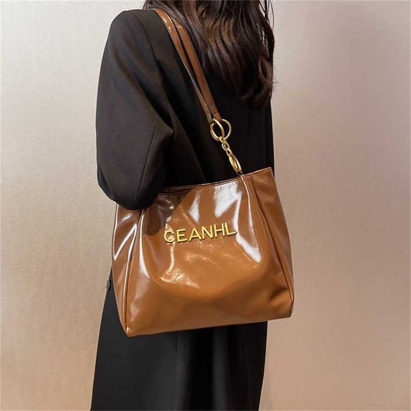 High and leather pattern carrying women&#039;s bag 2023 New minimalist summer commuting single shoulder tote bag 80% online outlet store