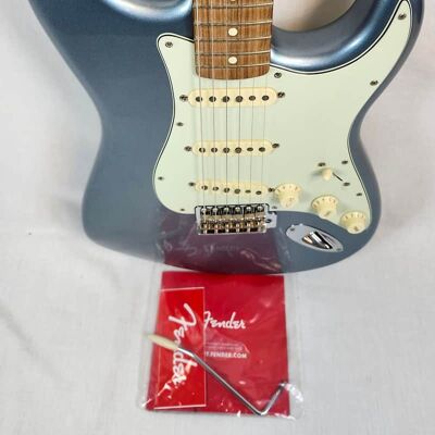 Fender Vintera '60s Stratocaster, Pau Ferro Fingerboard, Ice B... Fender Vintera '60s Stratocaster, Pau Ferro Fingerboard, Ice B...