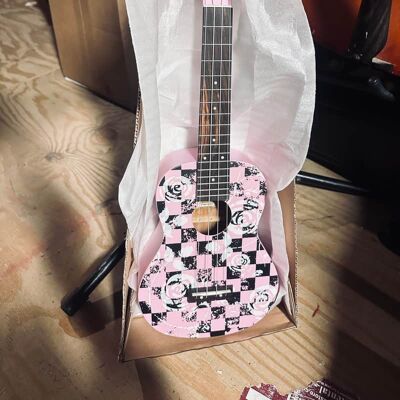 Daisy Rock Concert, 4-String Ukulele, Punk Pink (DRU-3) Daisy Rock Concert, 4-String Ukulele, Punk Pink (DRU-3)
