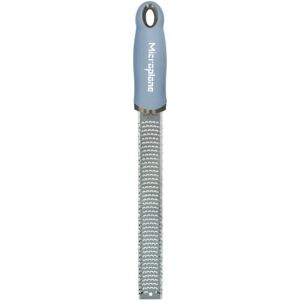 Microplane Denim Blue Zester/Grater - Rustfrit stål, Citrus, Hvidløg, Chokolade Microplane Denim Blue Zester/Grater - Rustfrit stål, Citrus, Hvidløg, Chokolade