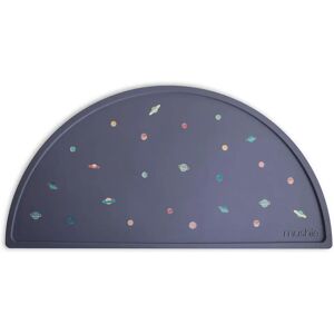 Mushie Vesmír Tapis en Silicone - Publicité Mushie Vesmír Tapis en Silicone - Publicité