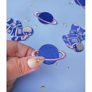 Malicieuse - Planète Bleue et Lilas - 4.5x2.5 cm - Patch thermocollant - Publicité Malicieuse - Planète Bleue et Lilas - 4.5x2.5 cm - Patch thermocollant - Publicité