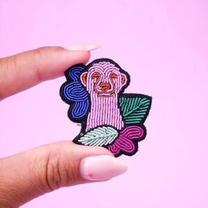 Malicieuse - Suricat rose - Rose - 4 x 4 cm - brooch - Publicité Malicieuse - Suricat rose - Rose - 4 x 4 cm - brooch - Publicité