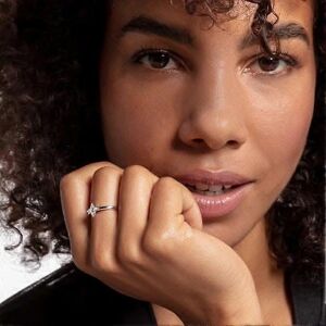 Thomas Sabo Weißer Zirkonia-Ring - Sterlingsilber - Elegant, Stapelbar - Ring Thomas Sabo Weißer Zirkonia-Ring - Sterlingsilber - Elegant, Stapelbar - Ring
