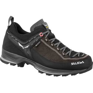 Salewa Mountain Trainer 2 GORE-TEX Chaussures de marche pour femme - AW23 - Publicité Salewa Mountain Trainer 2 GORE-TEX Chaussures de marche pour femme - AW23 - Publicité