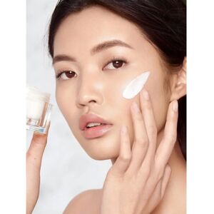 Charlotte Tilbury Magic Cream Moisturizer - 30ml - Refillable & Recyclable - Glow & Hydrate Charlotte Tilbury Magic Cream Moisturizer - 30ml - Refillable & Recyclable - Glow & Hydrate