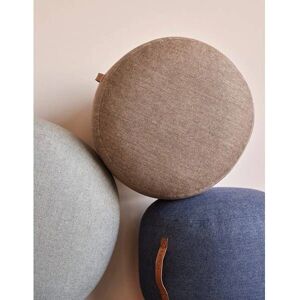 Pouf en laine gris avec poignée en cuir - Hübsch - Publicité Pouf en laine gris avec poignée en cuir - Hübsch - Publicité