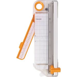 Massicot rotatif Fiskars - A4, 30cm - Loisirs créatifs - Publicité Massicot rotatif Fiskars - A4, 30cm - Loisirs créatifs - Publicité