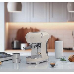 Smeg ECF02CRUK - Cream - Espresso Coffee Machine Smeg ECF02CRUK - Cream - Espresso Coffee Machine