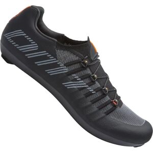 Chaussures DMT Pogi's 25 - Semelle en carbone légère, dessus AeroFlex, compatibilité cales 8mm - Équipement Sportif - Publicité Chaussures DMT Pogi's 25 - Semelle en carbone légère, dessus AeroFlex, compatibilité cales 8mm - Équipement Sportif - Publicité
