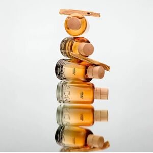 Adolfo Dominguez ADN Sándalo Sacro Eau de Parfum - Parfum unisexe boisé et ambré - Publicité Adolfo Dominguez ADN Sándalo Sacro Eau de Parfum - Parfum unisexe boisé et ambré - Publicité