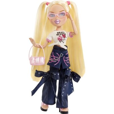 Bratz Cloe Fashion Doll - Customisable T-Shirt & Accessories Bratz Cloe Fashion Doll - Customisable T-Shirt & Accessories
