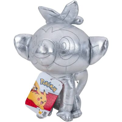 Pokémon Grookey en Peluche Argentée - 25e Anniversaire - Publicité Pokémon Grookey en Peluche Argentée - 25e Anniversaire - Publicité