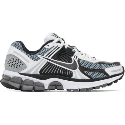 Nike Zoom Vomero 5 SE SP Gris Foncé/Noir/Blanc - Baskets - Publicité Nike Zoom Vomero 5 SE SP Gris Foncé/Noir/Blanc - Baskets - Publicité