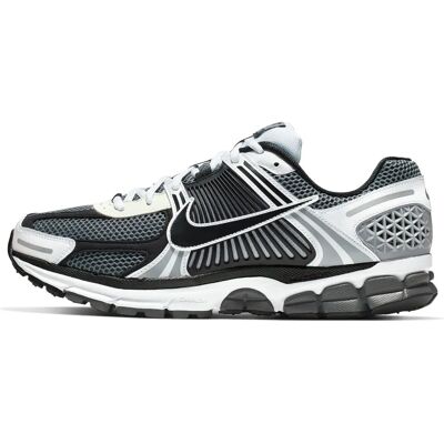 Nike Zoom Vomero 5 SE SP Gris Foncé/Noir-Blanc-Sail Sneakers - Course - Publicité Nike Zoom Vomero 5 SE SP Gris Foncé/Noir-Blanc-Sail Sneakers - Course - Publicité