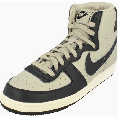 Nike Georgetown Chaussures Hautes - Sneakers - Publicité Nike Georgetown Chaussures Hautes - Sneakers - Publicité