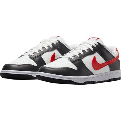 Nike Dunk Low Rétro Panda Swoosh Rouge - Baskets - Publicité Nike Dunk Low Rétro Panda Swoosh Rouge - Baskets - Publicité