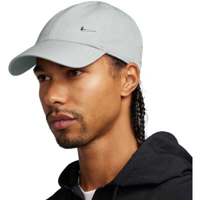 Nike Dri-Fit Club Unstrukturierte Metal-Swoosh-Cap (FB5372) - Unstrukturierte Metal-Swoosh-Cap (FB5372) rauchgrau/mtlc silber Nike Dri-Fit Club Unstrukturierte Metal-Swoosh-Cap (FB5372) - Unstrukturierte Metal-Swoosh-Cap (FB5372) rauchgrau/mtlc silber