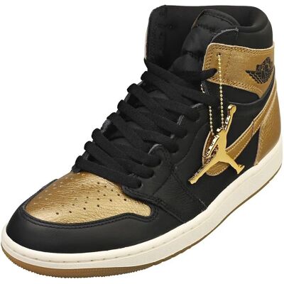 Nike Air Jordan Noir et Or Retro High OG - Chaussures de basketball - Publicité Nike Air Jordan Noir et Or Retro High OG - Chaussures de basketball - Publicité