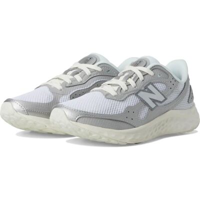 Chaussures de sport argentées WARISV4 de New Balance - Publicité Chaussures de sport argentées WARISV4 de New Balance - Publicité