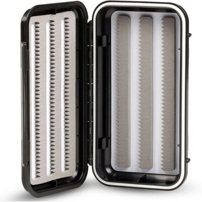 Greys GAWB010 Caja de Moscas Resistente al Agua - Caja con sello a prueba de agua, hasta 237 moscas, ligera, fácil de abrir. Greys GAWB010 Caja de Moscas Resistente al Agua - Caja con sello a prueba de agua, hasta 237 moscas, ligera, fácil de abrir.