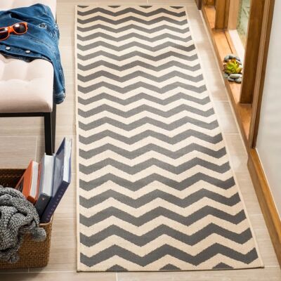 Safavieh - Courtyard Chevron - Gris - Beige - Tapis - Publicité Safavieh - Courtyard Chevron - Gris - Beige - Tapis - Publicité