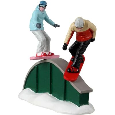 Lemax Boarding Fun - Figura per Villaggio di Natale Lemax Boarding Fun - Figura per Villaggio di Natale