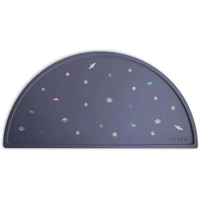 Mushie Vesmír Tapis en Silicone - Publicité Mushie Vesmír Tapis en Silicone - Publicité