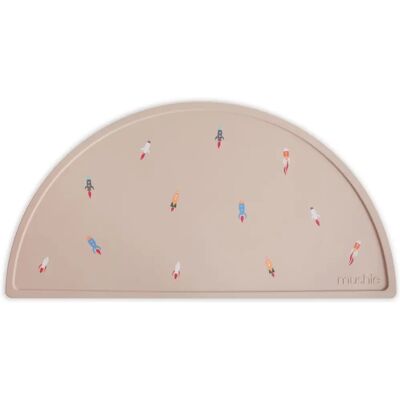 Mushie Set de napperons en silicone - Navire de fusée - Publicité Mushie Set de napperons en silicone - Navire de fusée - Publicité