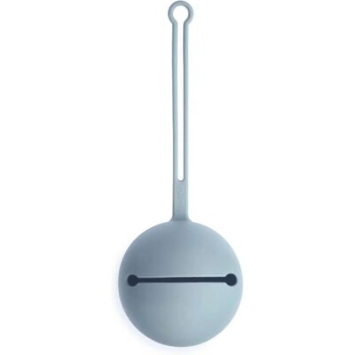 Étui Mushie Bleu Poudre en Silicone - Porte-Sucette - Publicité Étui Mushie Bleu Poudre en Silicone - Porte-Sucette - Publicité