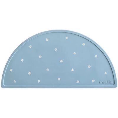 Tapete de silicone Mushie para bebê - Azul e margarida - 48x23cm - Silicone de grau alimentício Tapete de silicone Mushie para bebê - Azul e margarida - 48x23cm - Silicone de grau alimentício