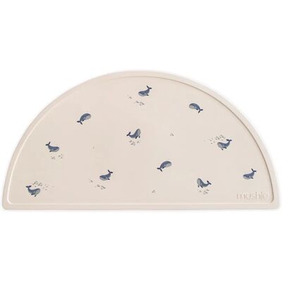 Tapis en silicone avec baleine crème Mushie - Tapis pour bébé - Publicité Tapis en silicone avec baleine crème Mushie - Tapis pour bébé - Publicité