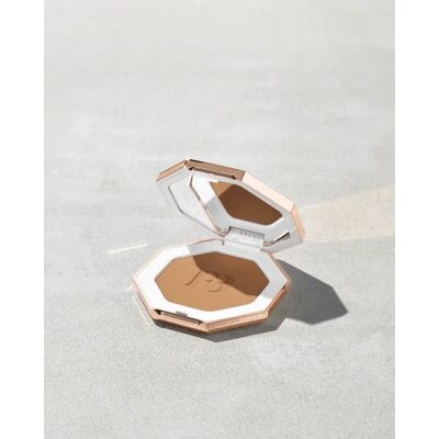 Fenty Beauty Sun Stalk’r Instant Warmth - Bräunungspuder, Natürlicher Glanz Fenty Beauty Sun Stalk’r Instant Warmth - Bräunungspuder, Natürlicher Glanz