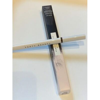 Crayon Sourcils Ultra Fin Fenty Beauty - Brun Foncé - Publicité Crayon Sourcils Ultra Fin Fenty Beauty - Brun Foncé - Publicité