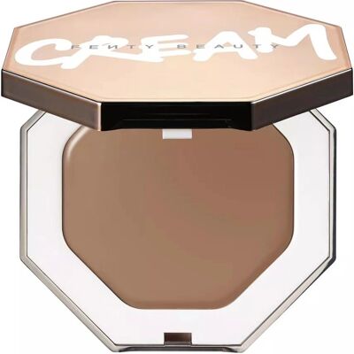 Fenty Beauty Fenty Cheeks Out Crème Bronzer Biscuit - Bronzer en Crème - Publicité Fenty Beauty Fenty Cheeks Out Crème Bronzer Biscuit - Bronzer en Crème - Publicité
