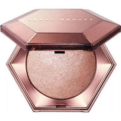 Fenty Beauty Rose Rave Diamond Bomb Voile Diamanté Tout-en-Un - Enlumineur - Publicité Fenty Beauty Rose Rave Diamond Bomb Voile Diamanté Tout-en-Un - Enlumineur - Publicité