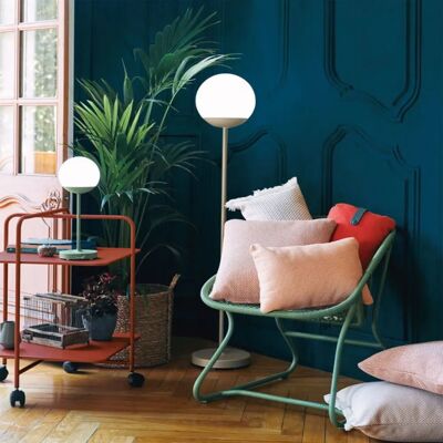 Fermob - Lampadaire d'extérieur sans fil - Vert - Polyéthylène - Tristan Lohner - Publicité Fermob - Lampadaire d'extérieur sans fil - Vert - Polyéthylène - Tristan Lohner - Publicité
