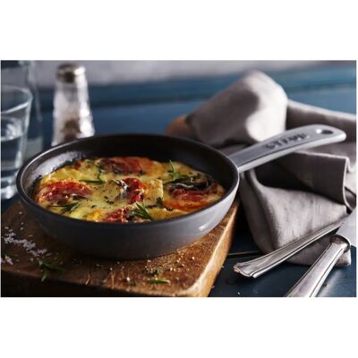 Staub Gusseisen Pfanne 16cm - Graphitgrau - Pfanne + Kochtopf Staub Gusseisen Pfanne 16cm - Graphitgrau - Pfanne + Kochtopf