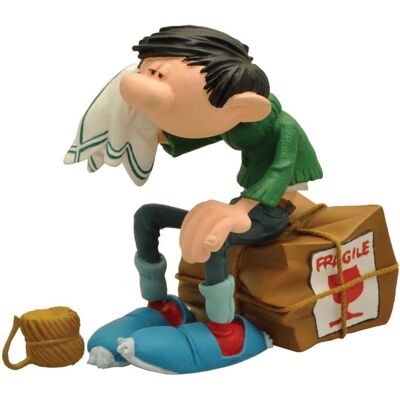 Plastoy Gaston Lagaffe - Figuura in resina, Seduto su scatola fragile, 16,5cm Plastoy Gaston Lagaffe - Figuura in resina, Seduto su scatola fragile, 16,5cm