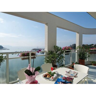 SMARTBOX Soggiorno a Rapallo - Regalo con Aperitivo e Spumante SMARTBOX Soggiorno a Rapallo - Regalo con Aperitivo e Spumante