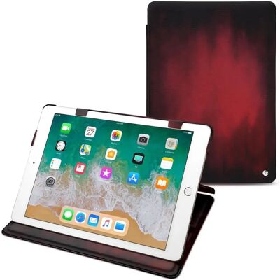 Noreve - iPad 9.7 (2018) Housse en cuir - Patine rouge crocodile - Case - Publicité Noreve - iPad 9.7 (2018) Housse en cuir - Patine rouge crocodile - Case - Publicité