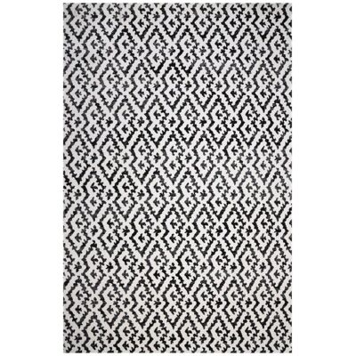 Tapis Extérieur Edje Noir Motifs Géométriques - Un Amour De Tapis - Publicité Tapis Extérieur Edje Noir Motifs Géométriques - Un Amour De Tapis - Publicité