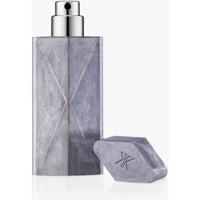 Étui de voyage Zinc Edition de Maison Francis Kurkdjian - Accessoire de parfum - Publicité Étui de voyage Zinc Edition de Maison Francis Kurkdjian - Accessoire de parfum - Publicité