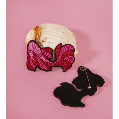 Mondial Tissus - Malicieuse - Rose et rouge - 5 x 3.5 cm - Broche Mondial Tissus - Malicieuse - Rose et rouge - 5 x 3.5 cm - Broche