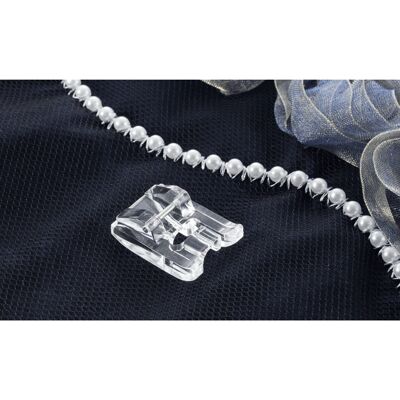 Mondial Tissus - f028n - Pied pour pose de perles transparent - Sewing foot - Publicité Mondial Tissus - f028n - Pied pour pose de perles transparent - Sewing foot - Publicité